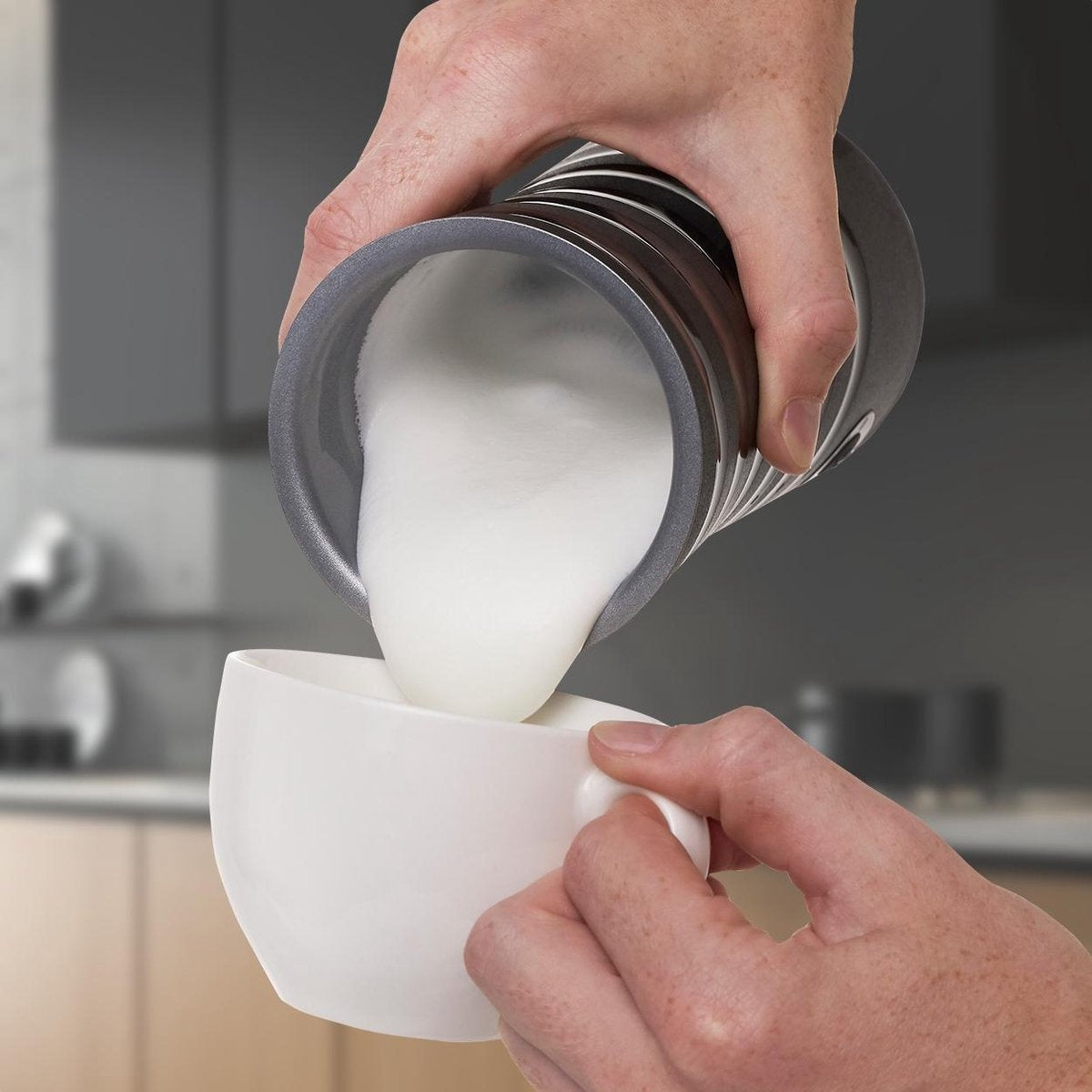 KitchenBrothers Elektrischer Milchaufschäumer - 4-in-1 - 240 ML - Schwarz