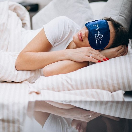 EL Life Seidig weiche Schlafmaske - 100% verdunkelnde Augenmaske - Dunkelblau mit Stickerei: "Gute Nacht ? schweißtreibende Träume"