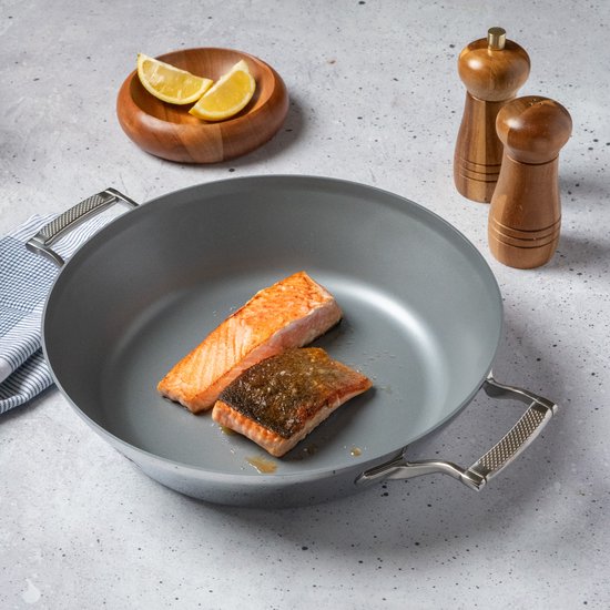 Saveur Selects – Voyage-Serie – Bratpfanne 30 cm – mit Deckel – Antihaftpfanne – Tri-Ply-Edelstahl – Geeignet für Induktion und alle anderen Wärmequellen – Ofenfest bis 260 °C – Spülmaschinenfest – 100 %