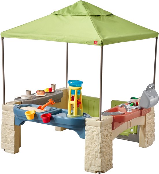 Step2 All Around Playtime Patio mit Überdachung – Spielhaus – Terrasse aus Kunststoff – Geeignet für Kinder im Rollstuhl und Kinder mit eingeschränkter Mobilität – Mit Spielküche und Zubehör – Sand- und Wasserspielzeug