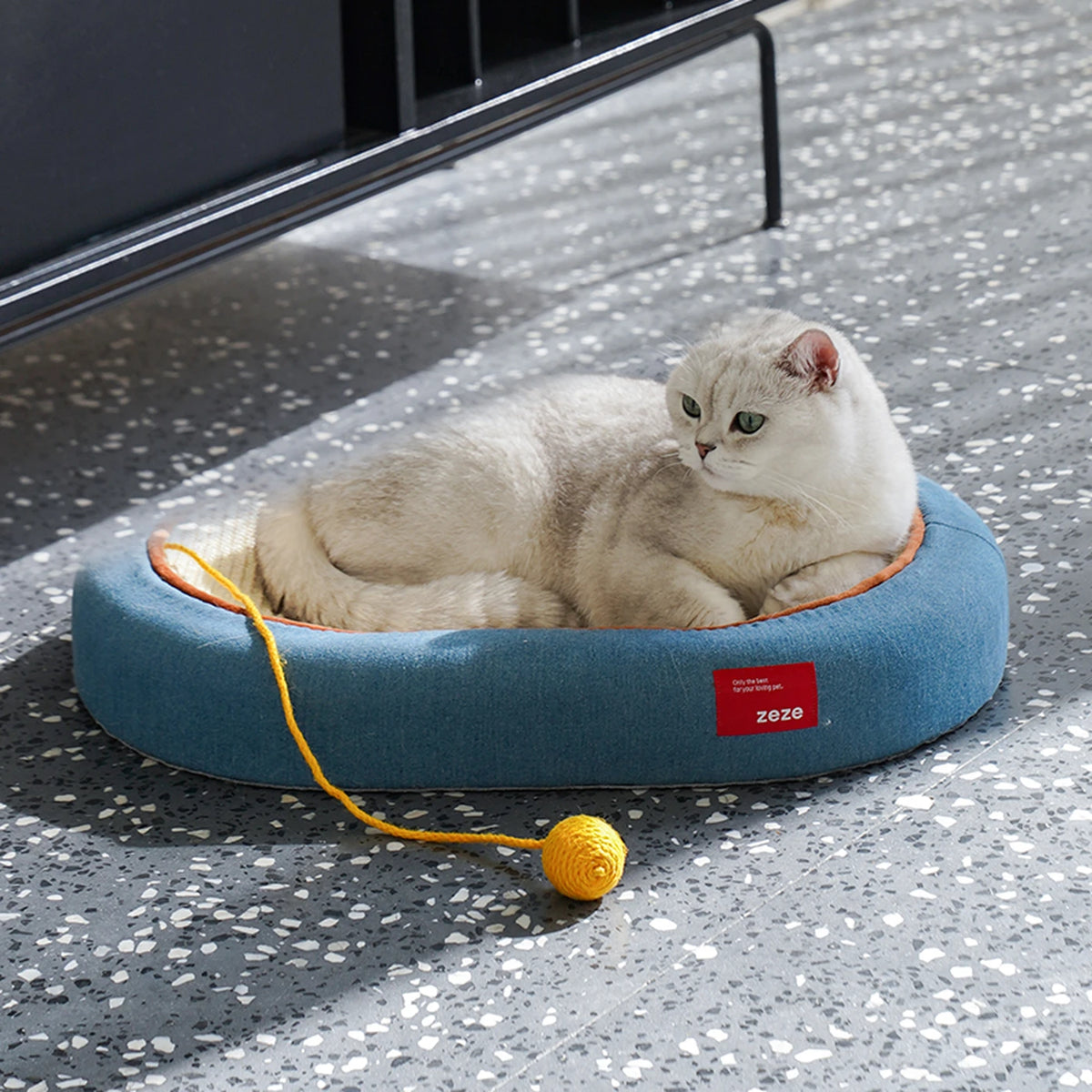 zeze Denim-Jute-Kratzbrett für Katzen – Gebogene Kratzfläche mit Spielbällen – 58 x 38 x 9 cm