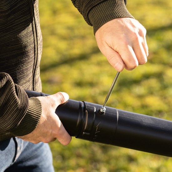 Scheppach 3-in-1-Benzin-Laubbläser LBH3500P – 25,4 cm³ – 900 W – 1,2 PS – Laubsauger, Laubbläser & Häcksler – Ausblasgeschwindigkeit 260 km/h – 790 m³/h – 50-Liter-Auffangbeutel