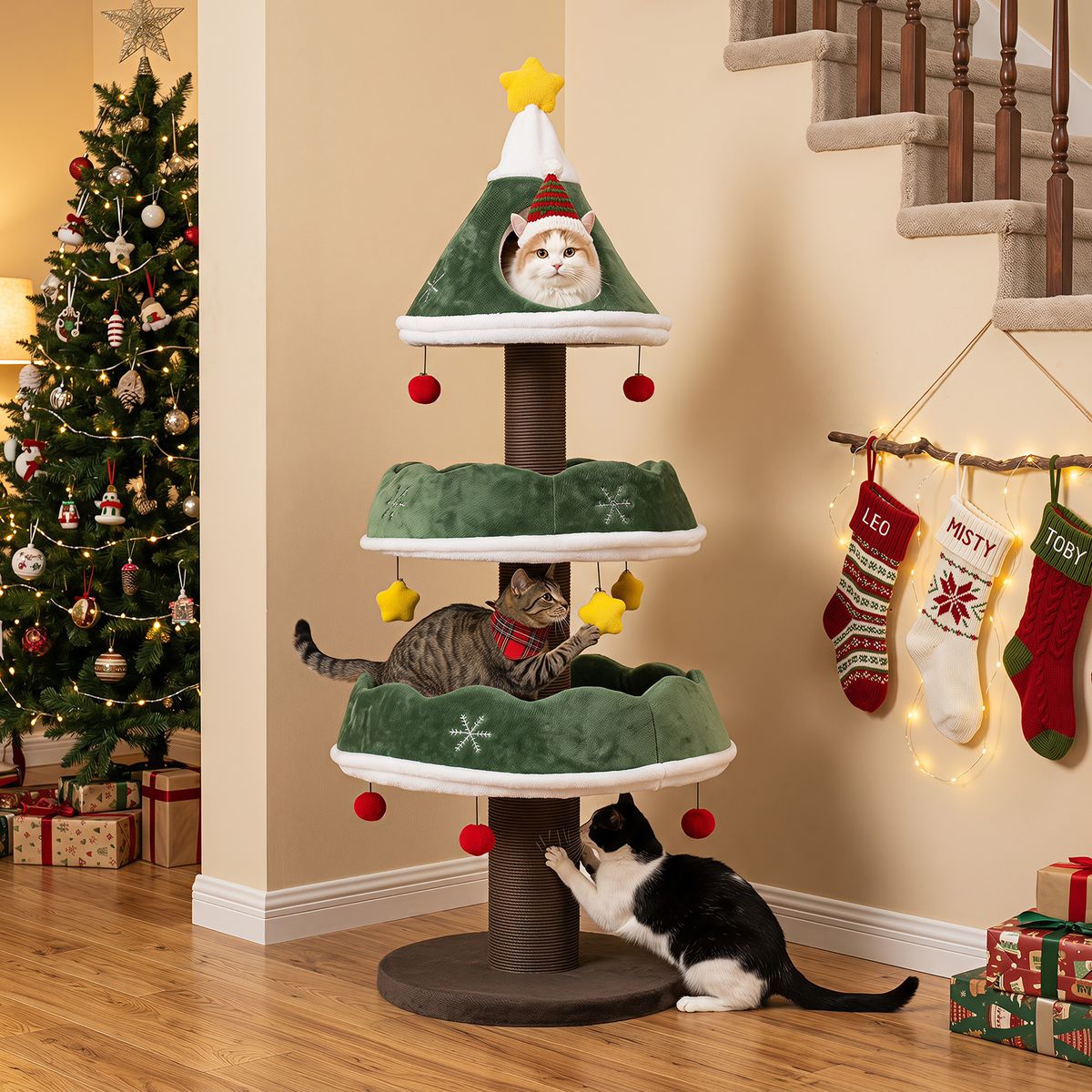 Coast Kratzbaum – Weihnachtsbaum-Design – mit Höhle oben und hängenden Kugeln – grün, 143 cm