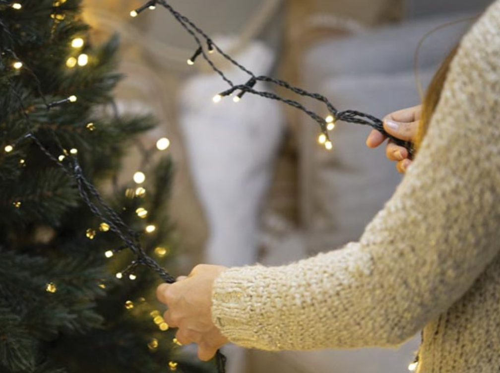 Vellight Atria LED-Weihnachtsbeleuchtung für den Baum – Weihnachtsbaumhülle – Ausgestattet mit einem praktischen Ring mit Lichterketten, energieeffizienten LEDs und einem wetterfesten Adapter – Für den Innen- und Außenbereich – Grün, Kupfer und Kunststoff