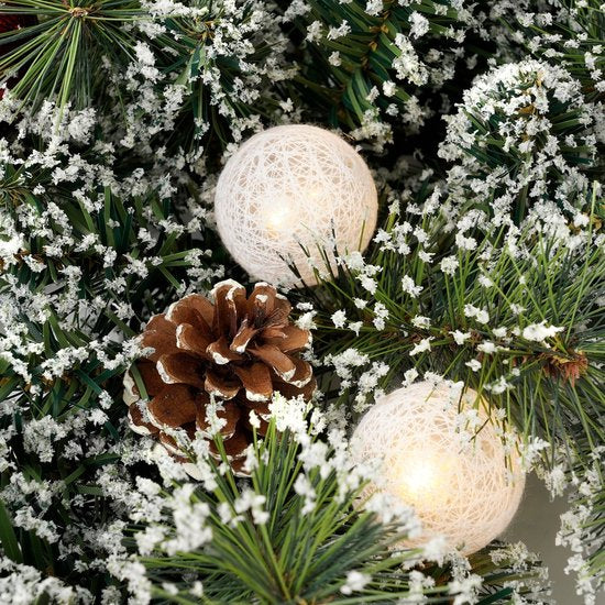 Black Box Trees Kaprun Weihnachtskranz Stern mit warmweißen LED-Lichtern - Ø60 cm - Grün gefrostet, Rot