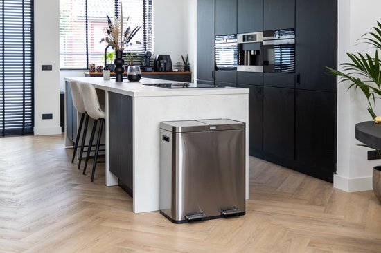 Deleca Recycling-Mülleimer mit 2 Fächern - 60 Liter (2x30) Abfallbehälter - Mülltrennung / Pfandbehälter / Tret-Abfallsammler - Mülleimer mit FreshAura Geruchskontrolle - Slow Close - Edelstahl Silber