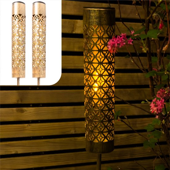 Gadgy Solar-Gartenbeleuchtung – 2x Standlampen mit flackerndem Flammeneffekt – Goldmetall – LED-Stimmungslampen mit Solarbetrieb – Für den Außenbereich – Wetterfest – 98 cm hoch – Erdspieß