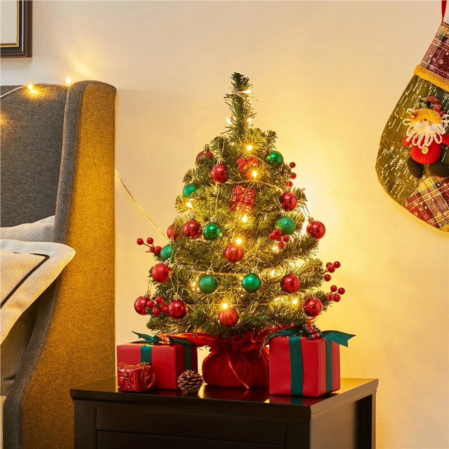 Yaheetech Tisch-Weihnachtsbaum mit Lichtern - 38 x 38 x 60 cm - Mit 35 LED-Lichtern und 40 roten Beeren und Betonsockel mit rotem Tuch - Für Sideboard und Büro - Grünes PVC und Beton