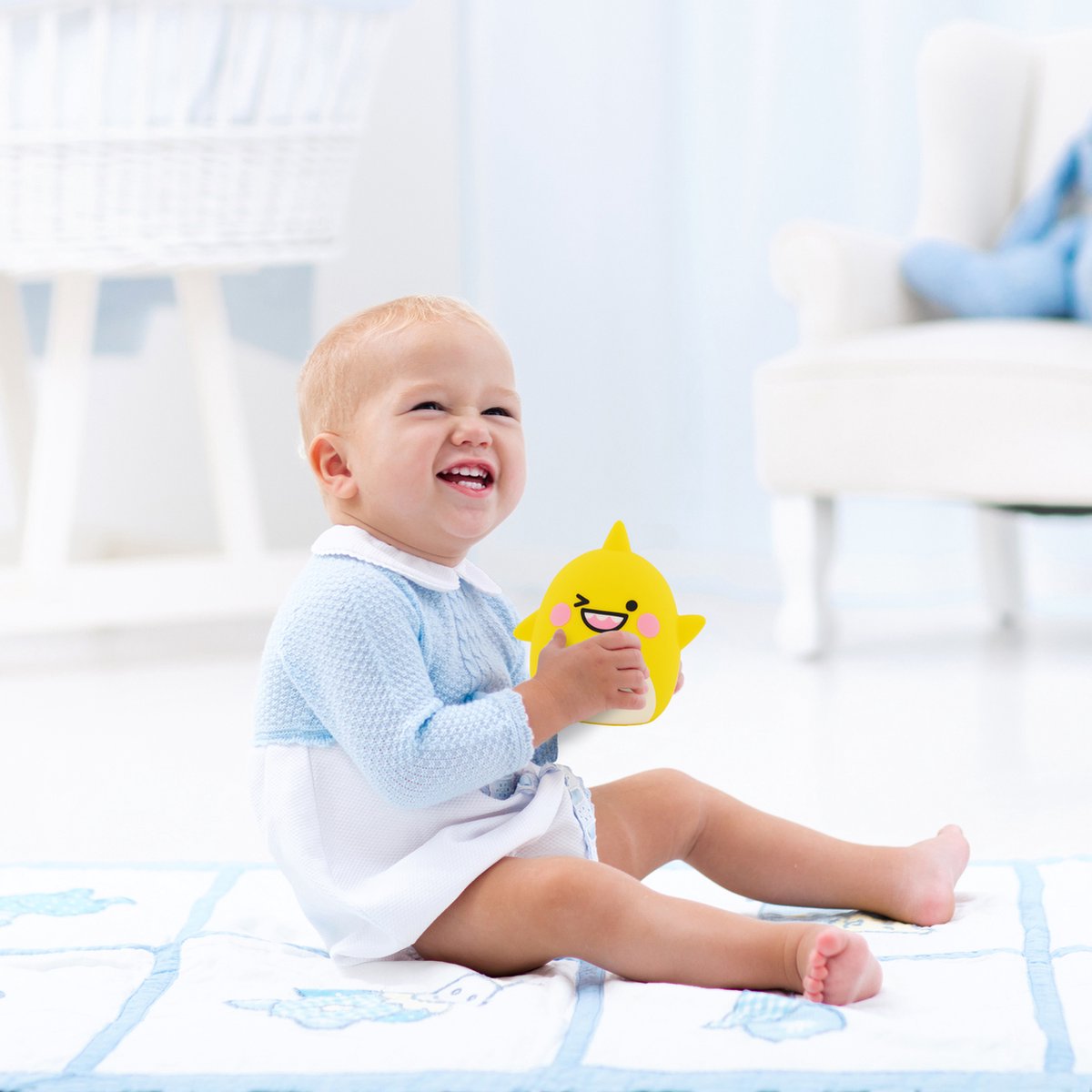 Sleepy Friends Kinder-Nachtlicht Hai - 8 Farben - dimmbar - Touch & Fernsteuerung - USB aufladbar - 95x97x100 mm - weiches Silikon