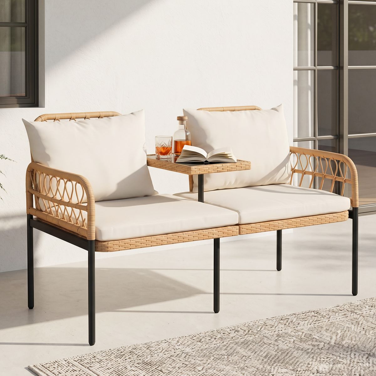 Coast Gartenbank mit Kissen – 2-Sitzer-Balkonbank – integrierter Glastisch – naturfarbenes Polyrattan – 137 x 64 x 84 cm