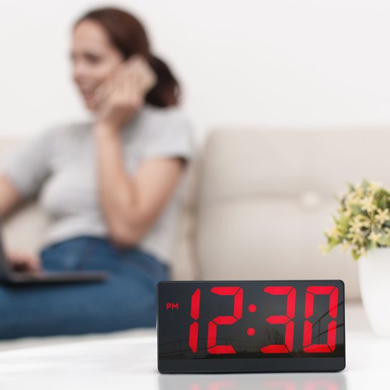 Caliber Digitaler Wecker – Digitale Wecker – Einstellbare Schlummerzeit – Wecker – Dimmbares Display – Digitale Uhr für das Schlafzimmer – USB-Ladegerät