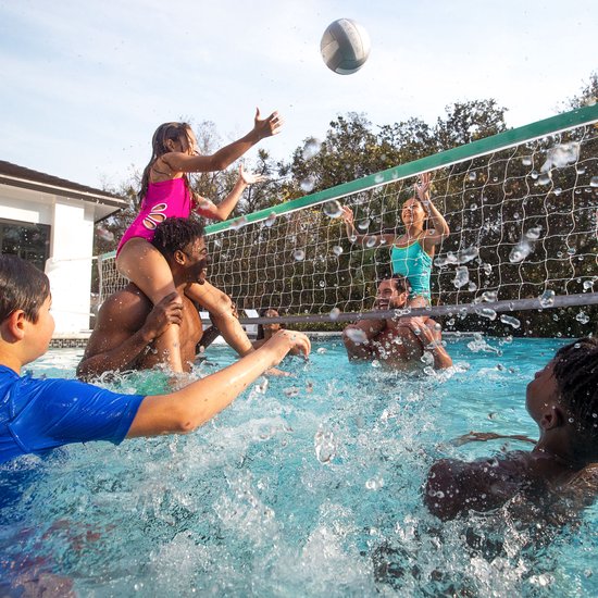 Step2 Vero Schwimmbad-Volleyballnetz Weiß – Volleyballnetz für das Schwimmbad – Verstellbar von 4,5 bis 7,6 m – Inklusive Ball, Pumpe und Aufbewahrungstasche – Beschwerbarer Sockel – Für Schwimmbad und Garten