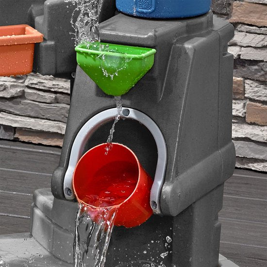 Step2 Pump & Splash Discovery Stone Pond Wassertisch – Mit Wasserpumpe, Eimer und 10 Zubehörteilen – Wasserspieltisch für Kleinkinder – Spielzeug für draußen ab 2 Jahren – Aktivitäts-Wassertisch für den Garten / den Außenbereich