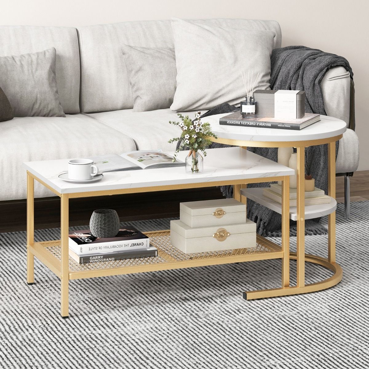 Coast Set aus 2 Beistelltischen – Tischplatte in Marmoroptik – Goldfarbenes Metallgestell – Rund und rechteckig
