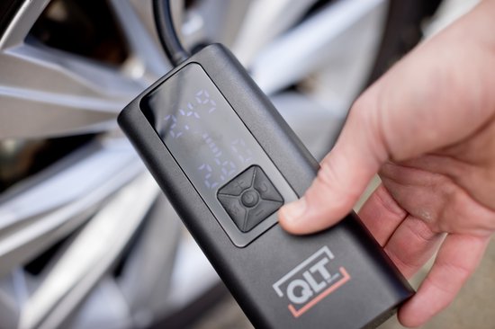 QLT Cordless Air Compressor Pro und Powerbank in einem - 4 Aufsätze und USB-Ladekabel im Lieferumfang enthalten - 10,3 Bar - mit LED-Beleuchtung - Schwarz