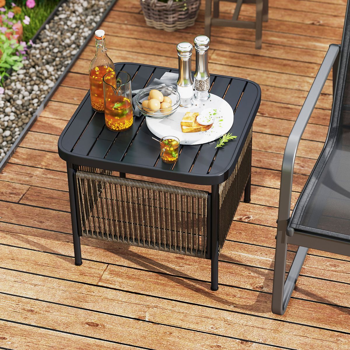 Coast Beistelltisch für den Außenbereich – wetterfestes Rattan – mit Sonnenschirmloch – schwarz – 56 x 56 x 49 cm