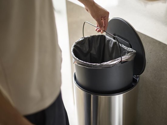 Joseph Joseph Arc 30 Liter schlanker Treteimer mit Innenbeutel - Edelstahl