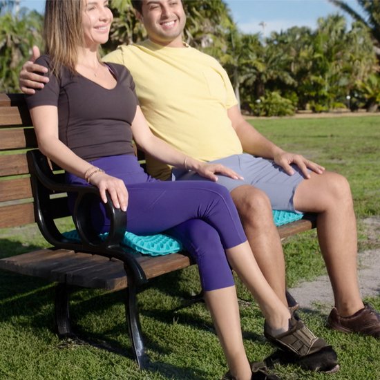 Dreamolino Soft Sitter Sitzkissen  - 2 Stuks – Bequemes Gel-Kissen mit atmungsaktivem Waben-Design – Druckverteilend & atmungsaktiv – Für Stühle, Auto, Bürostühle & im Freien – 42 × 37 × 3,5 cm