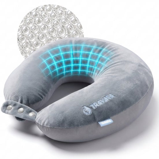 TRAVARA Nackenkissen „The Snuggo“ – Reisekissen mit Mikroperlen für Flugzeug und Auto – Travel Pillow – Hellgrau