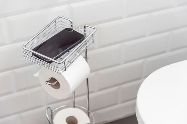 Stehender Toilettenpapierhalter aus Chrom – mit Ablage und Halter für Ersatzrollen