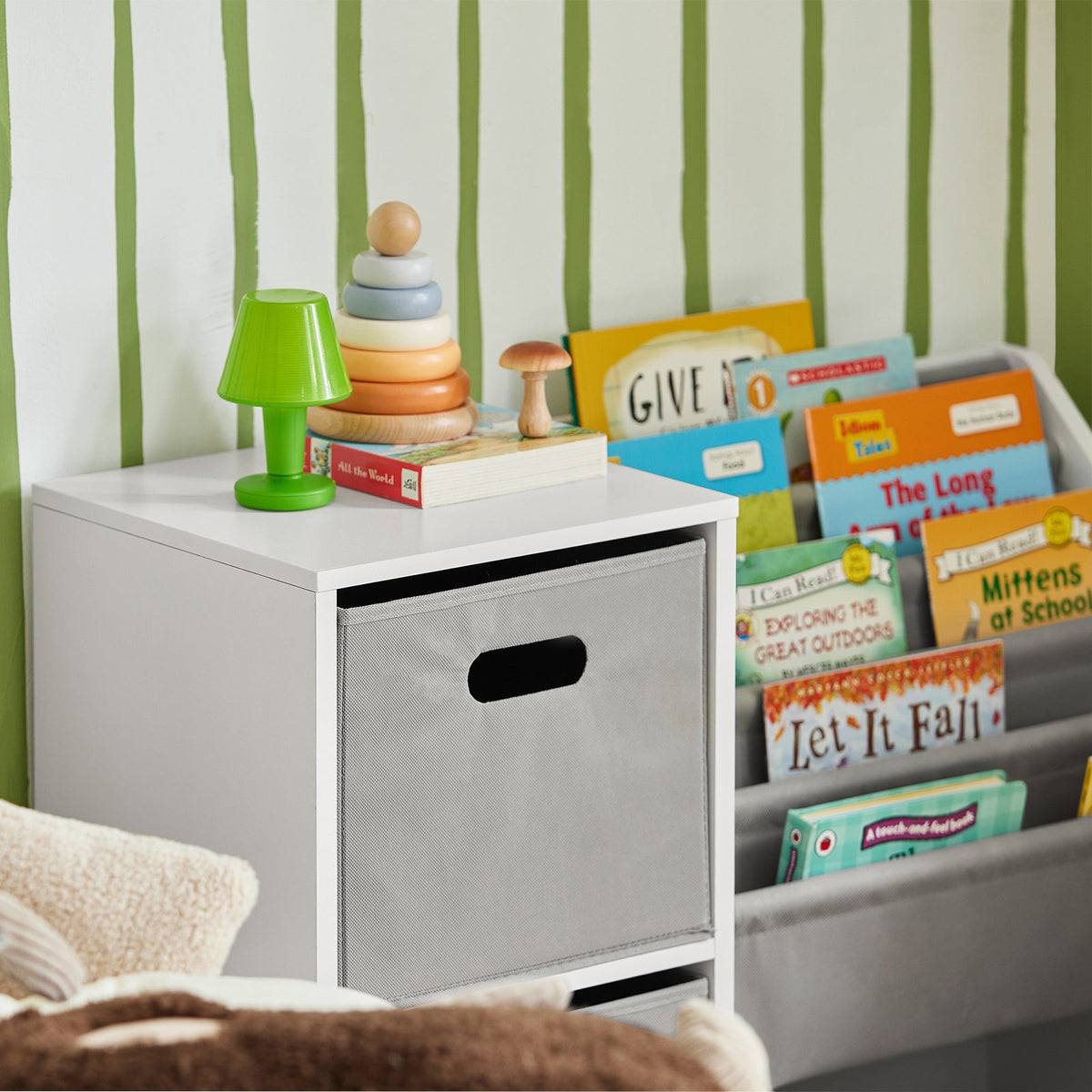 SoBuy KMB76-W Kinderbücherschrank mit 2 Körben und Stauraum für Spielzeug – 80 x 30 x 61 cm – Weiß