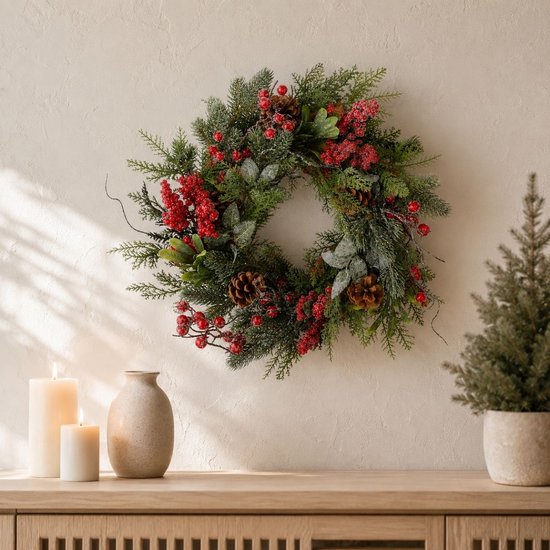 Mica Decorations Randell Weihnachtskranz – Weihnachtsdekoration mit Schneeeffekt – Einfach aufzuhängender Türkranz – Dekoration mit Beeren und Tannenzapfen – Ø 50 cm – Rot