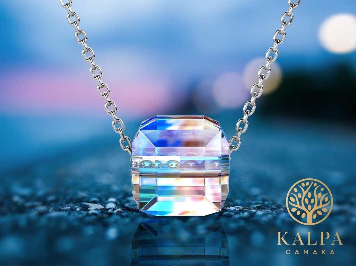 Yolora Damen Halskette mit Kalpa Camaka Kristall Anhänger - Farbe Silber - 18K Weißgold plattiert - Geschenkbox - Muttertagsgeschenk