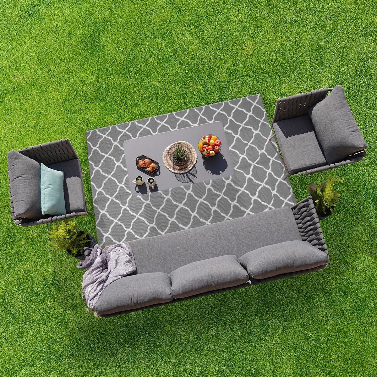LifeGoods Outdoor-Teppich - 120x180cm - Gartenteppich - beidseitig verwendbar - Inkl. Tragetasche - Mit Muster - Grau/Weiß