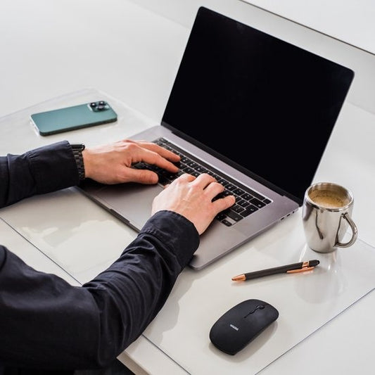 WURK Professional Schreibtischunterlage Transparent - Schreibtisch-Organizer - Inklusive Kabelclip - 80x40