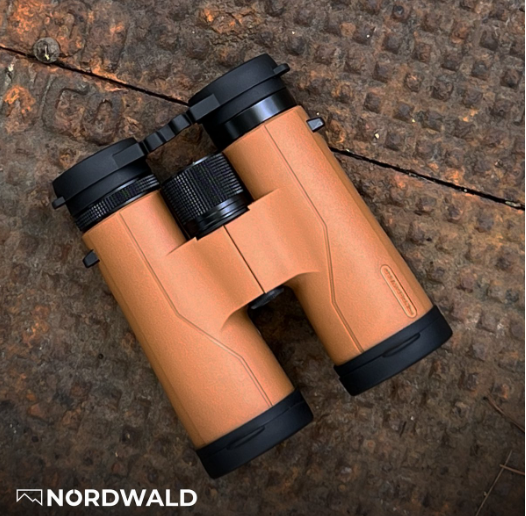 Nordwald 10x42 Fernglas – Cognac – mit Smartphone-Adapter