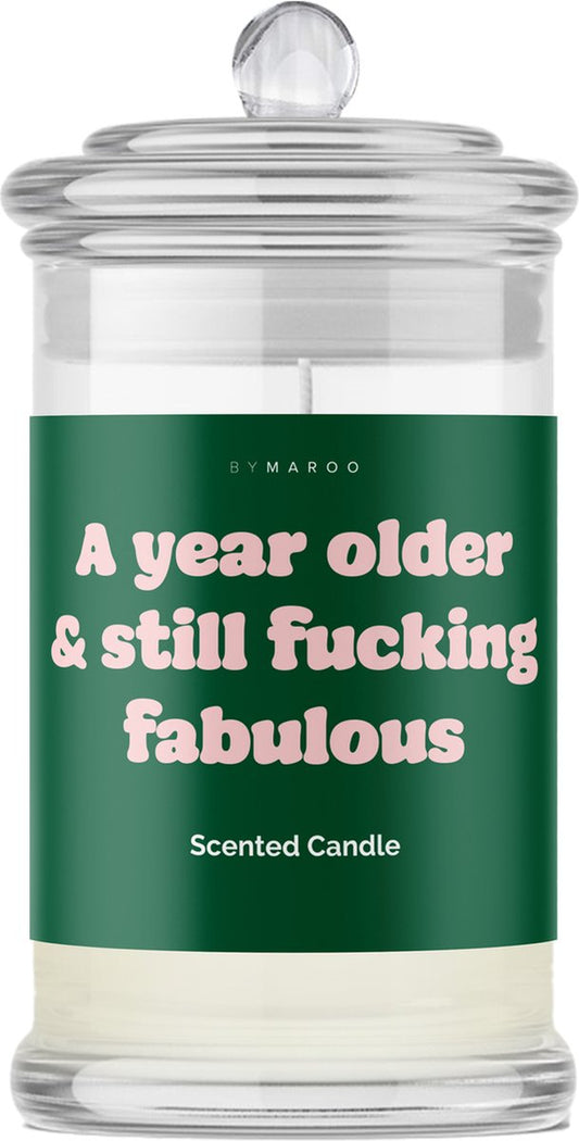 Von Maroo Duftkerze im Glas – „A Year Older & Still Fucking Fabulous“ – Baumwolle – 8 x 15 cm – 45 Brennstunden