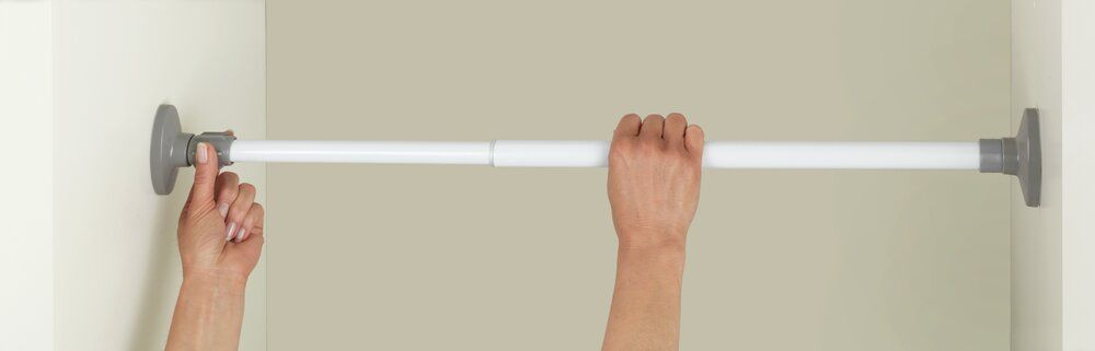 WENKO Herkules Klemmregal Weiß – Verstellbar 47–80 cm – Ohne Bohren