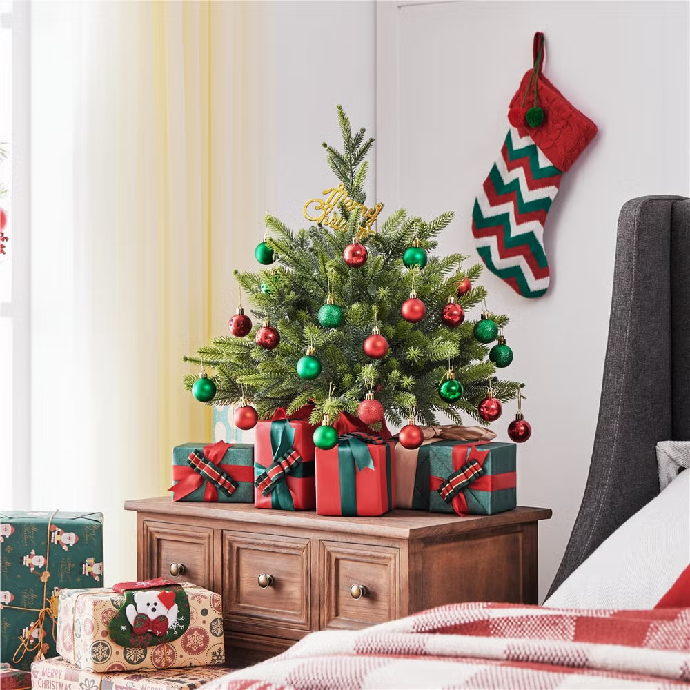 Yaheetech Künstlicher Weihnachtsbaum Mini - 61 cm - Mit 62 Zweigen und schwerem Betonsockel und dekorativer roter Stoffhülle - Für Tisch und Fensterbank - Grünes Polyethylen und Metall - 58 x 58 x 61 cm