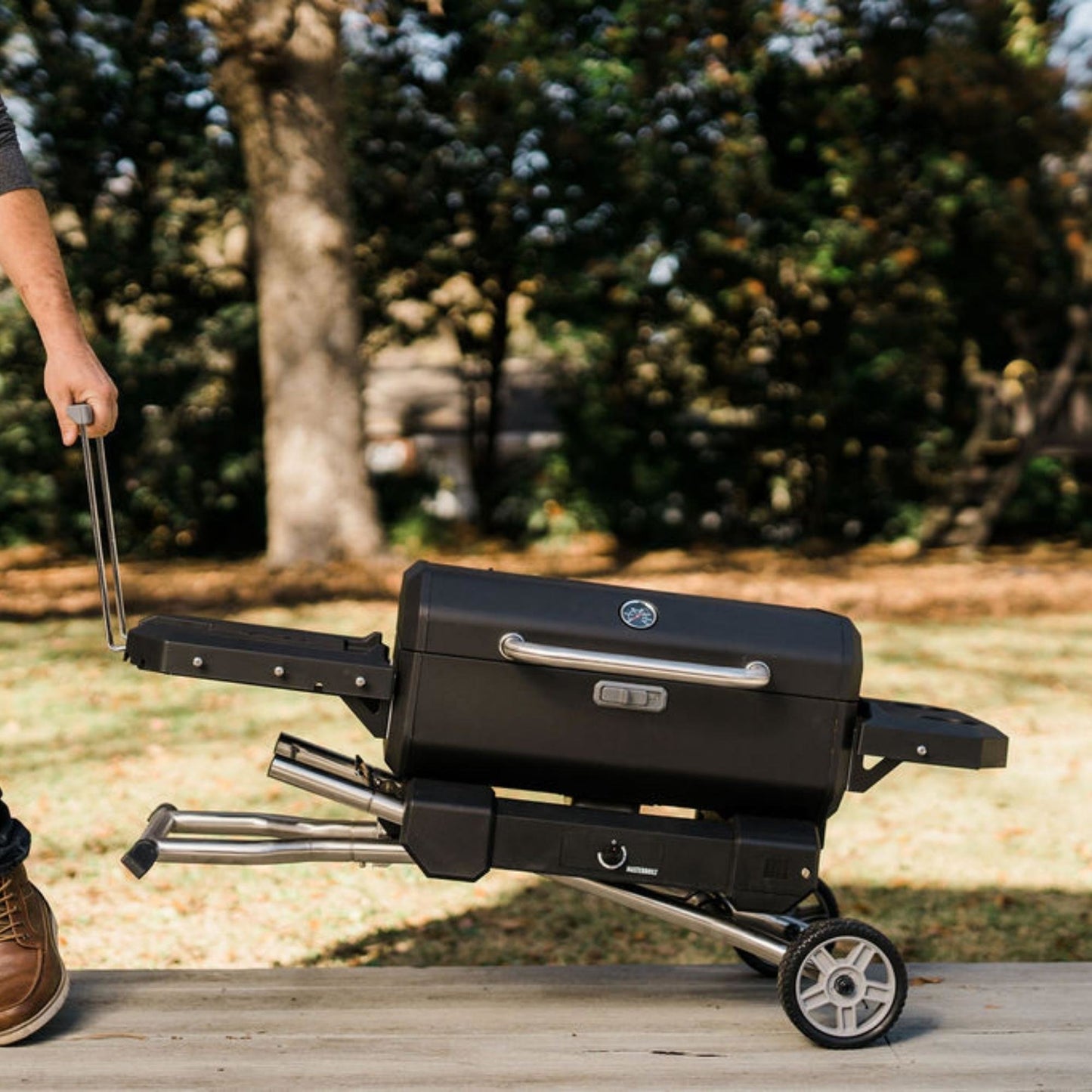 Masterbuilt Tragbarer digitaler Holzkohle-Räucherofen & Grill mit Sockel - Schwarz - 60 x 43 x 45 cm