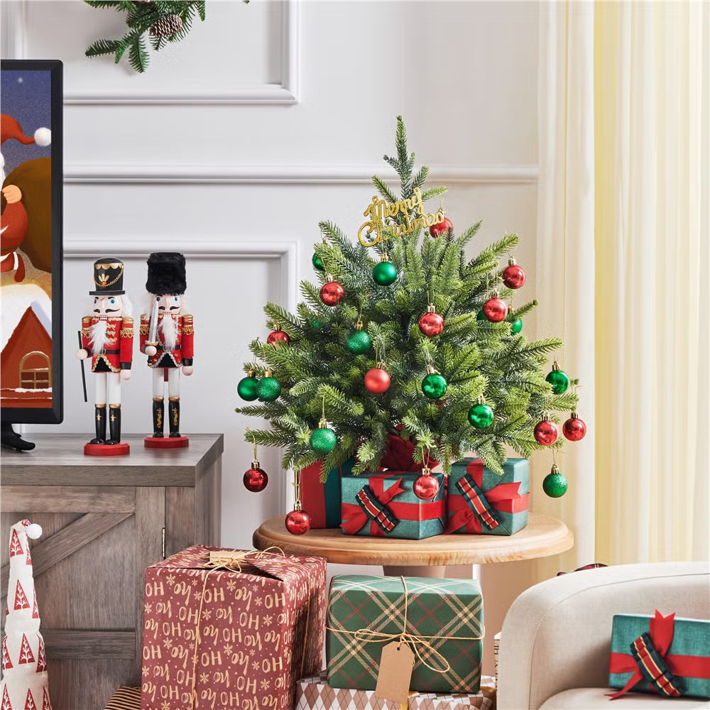 Yaheetech Künstlicher Weihnachtsbaum Mini - 61 cm - Mit 62 Zweigen und schwerem Betonsockel und dekorativer roter Stoffhülle - Für Tisch und Fensterbank - Grünes Polyethylen und Metall - 58 x 58 x 61 cm