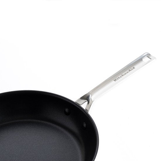 KitchenAid Edelstahl-Pfannenset, 3-teilig, 20/24/28 cm – PFAS-freie Antihaftbeschichtung – Induktionsgeeignetes Pfannenset – Keramikpfanne – Ofenfest bis 220 °C – Silber
