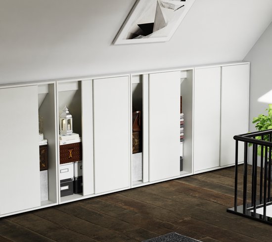 Aufbewahrungsschrank unter der schrägen Wand im Schlafzimmer im Dachgeschoss – Schrank, der an eine Dachschräge passt