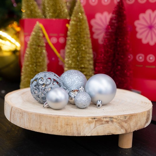 Giftsome Silbernes Weihnachtskugeln-Set – 101 Weihnachtskugeln aus Kunststoff – inkl. silberner Spitze – Weihnachtsdekoration – 3/4/6 cm