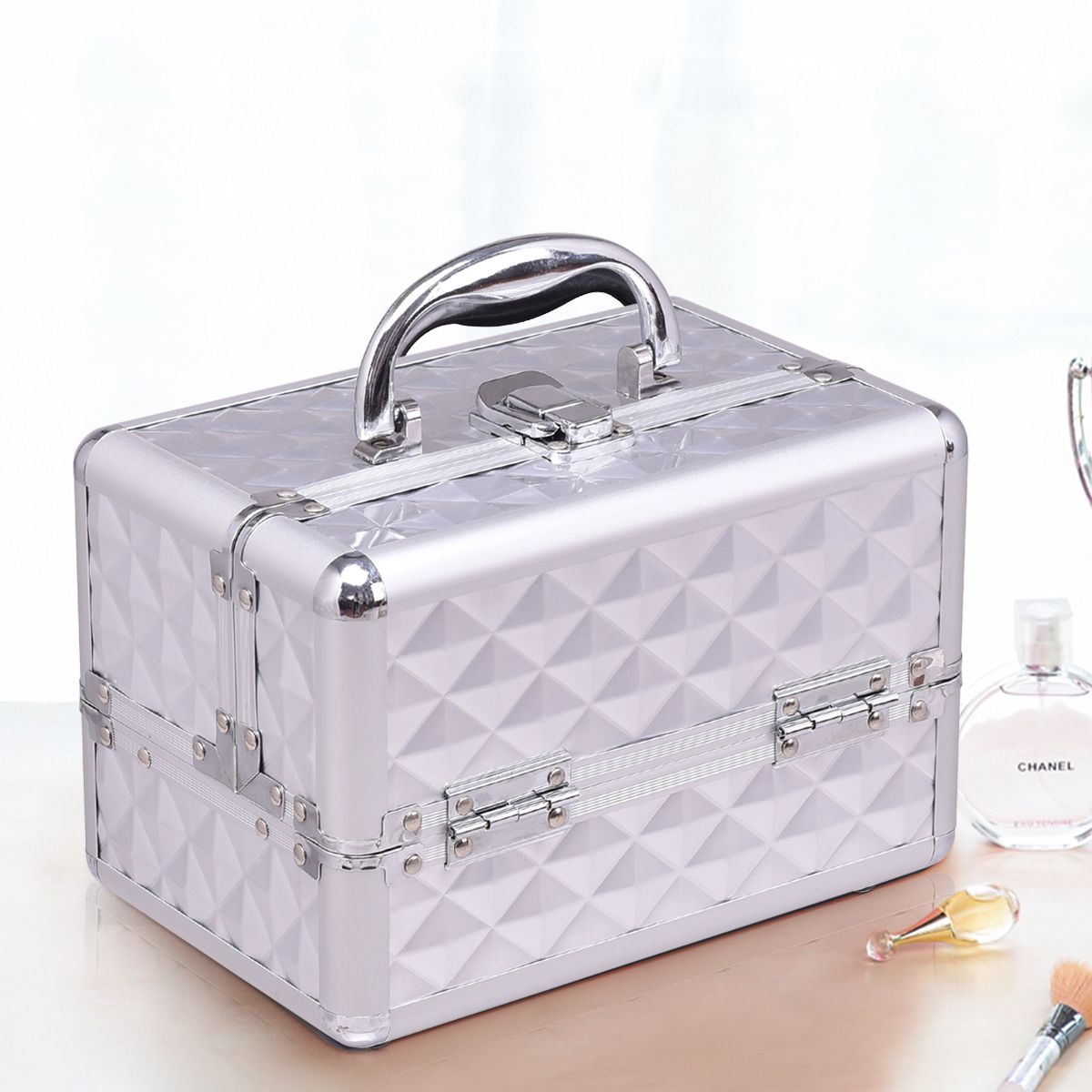 Coast Make-up-Koffer – tragbar und professionell – mit Spiegel und verstellbarer Facheinteilung – silber