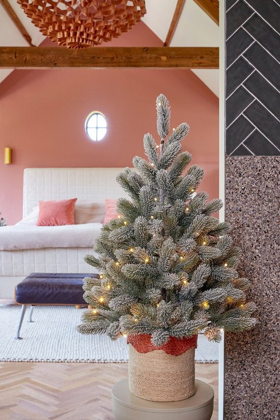 Black Box Trees Nagoya Kunstweihnachtsbaum mit Beleuchtung – Kunstbaum H 90 x T 42 cm – Kunstweihnachtsbaum mit verschneiten Zweigen – im Kunststofftopf – Weihnachtsdekoration für den Innenbereich – mit Batterie und Zeitschaltuhr – 175 Zweige