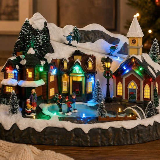 Luville Weihnachtsdorf – Miniatur-Dorfplatz – Weihnachtsdekoration mit Schlittschuh laufenden Bewohnern – Weihnachtsdekoration mit LED-Beleuchtung und sich drehenden Figuren – L 34 x B 18 x H 24 cm – Weiß