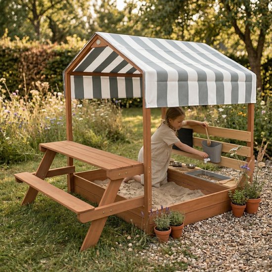 AXI Bo Sandkasten & Spielhaus 159 x 105 cm mit Spielküche und Picknicktisch, braun – FSC-Holz – Mit Kreidetafel und 6-teiligem Sandkasten-Zubehörset – Inklusive Abdeckplane und Bodenvlies – 10 Jahre Garantie