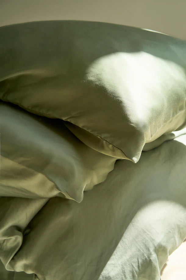 Sjumo - Tencel Satin Bettbezug - 260x220 cm - Salbei Grün Tencel & Baumwollsatin - Hochglanz & Seidenweich - Antiallergisch & Atmungsaktiv - Inklusive 2 Gratis Kopfkissenbezüge