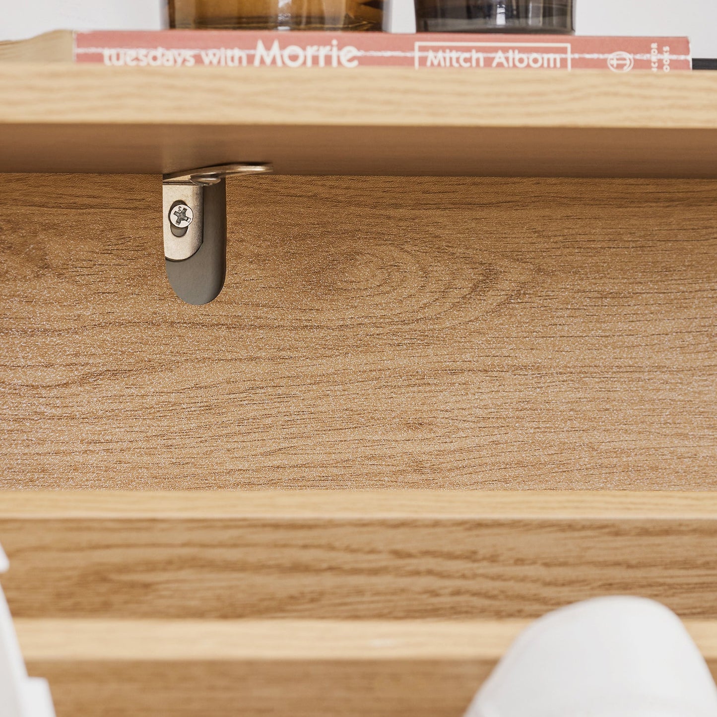 SoBuy FSR200-N Schuhschrank 60x24x88 cm - Helles Holz - Kompaktes Design mit 2 Klappen, Kippsicherung und Platz für 8 Paar Schuhe