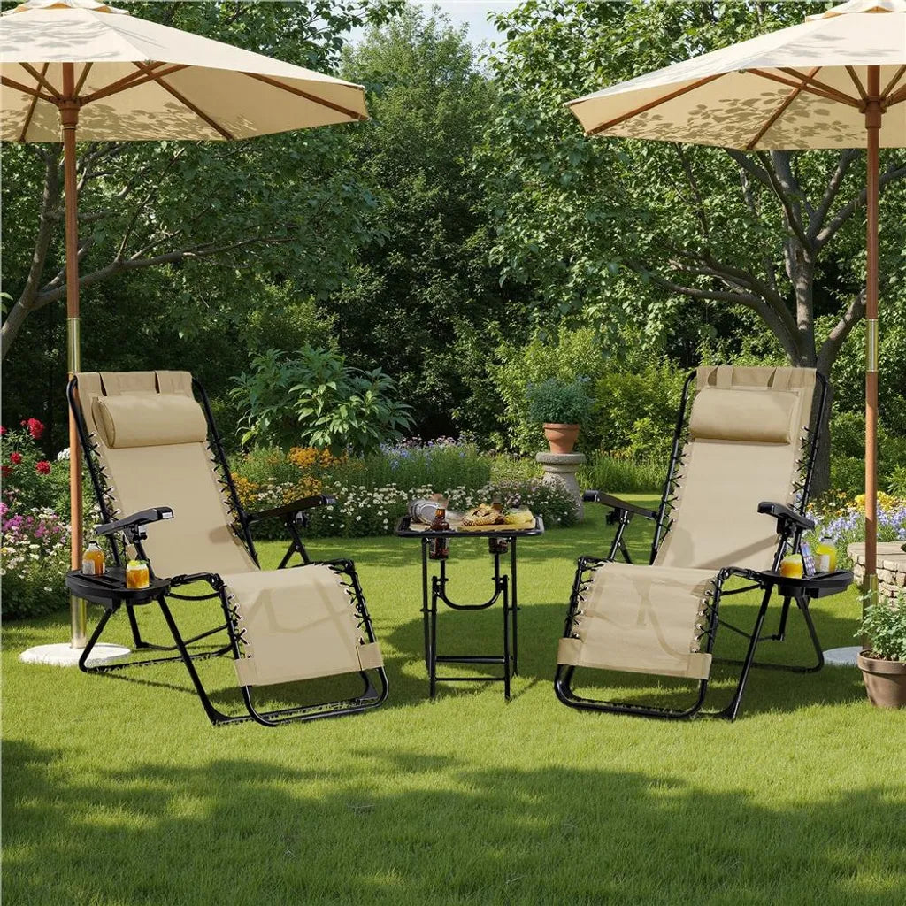 Yaheetech 2er-Set Liegestühle mit Beistelltisch – Beige – Zusammenklappbare Zero-Gravity-Gartenliegestühle mit Kopfkissen und Getränkehaltern