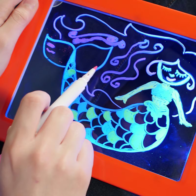 Magic Pad Maltafel – 8 Lichtmodi – inklusive 30 Vorlagen – 3 Neonstifte – Tablet-Design