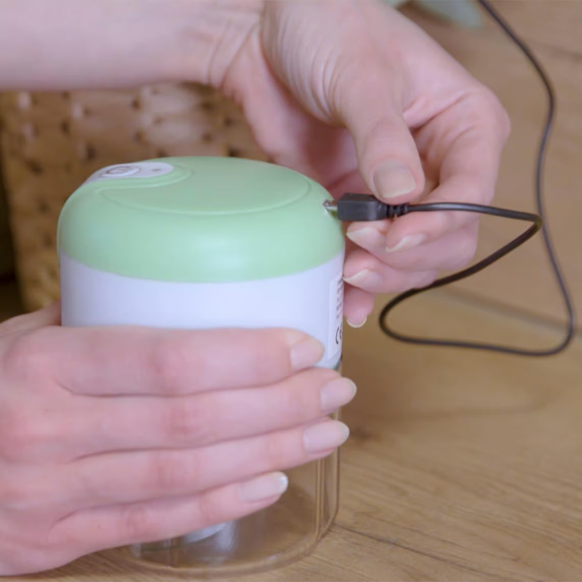 Livington 3 Seconds Chopper – Kompaktes Design – Leistungsstarke Edelstahlmesser – Über USB aufladbar – Einfache Einhandbedienung