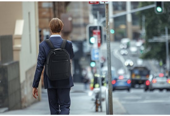 Kensington Contour™ 2.0 15,6-Zoll-Rucksack – strapazierfähiges, wasserabweisendes Material – ergonomisch – schwarz