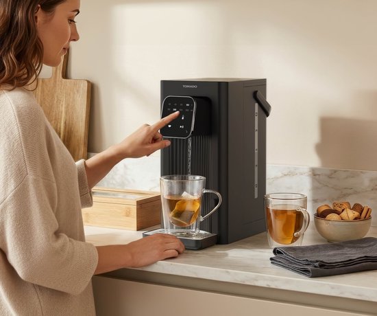 Tomado TWD2503B Heißwasserspender – Schnellkocher – 2,5 Liter – Digitalanzeige – Temperatureinstellung – Abnehmbarer Wassertank – Inklusive Wasserfilter