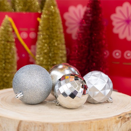 Giftsome Silberne Weihnachtskugeln Set - 60 Weihnachtskugeln aus Kunststoff - Inkl. Silberspitze - Weihnachtsdekoration - Ø6/7 cm